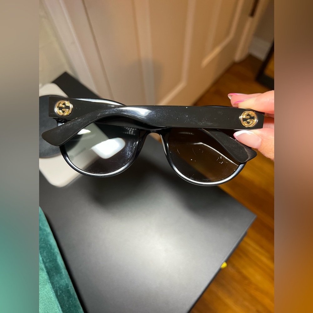 Gucci Sunglasses - flawed, pre-loved condition. - Picture 5 of 8